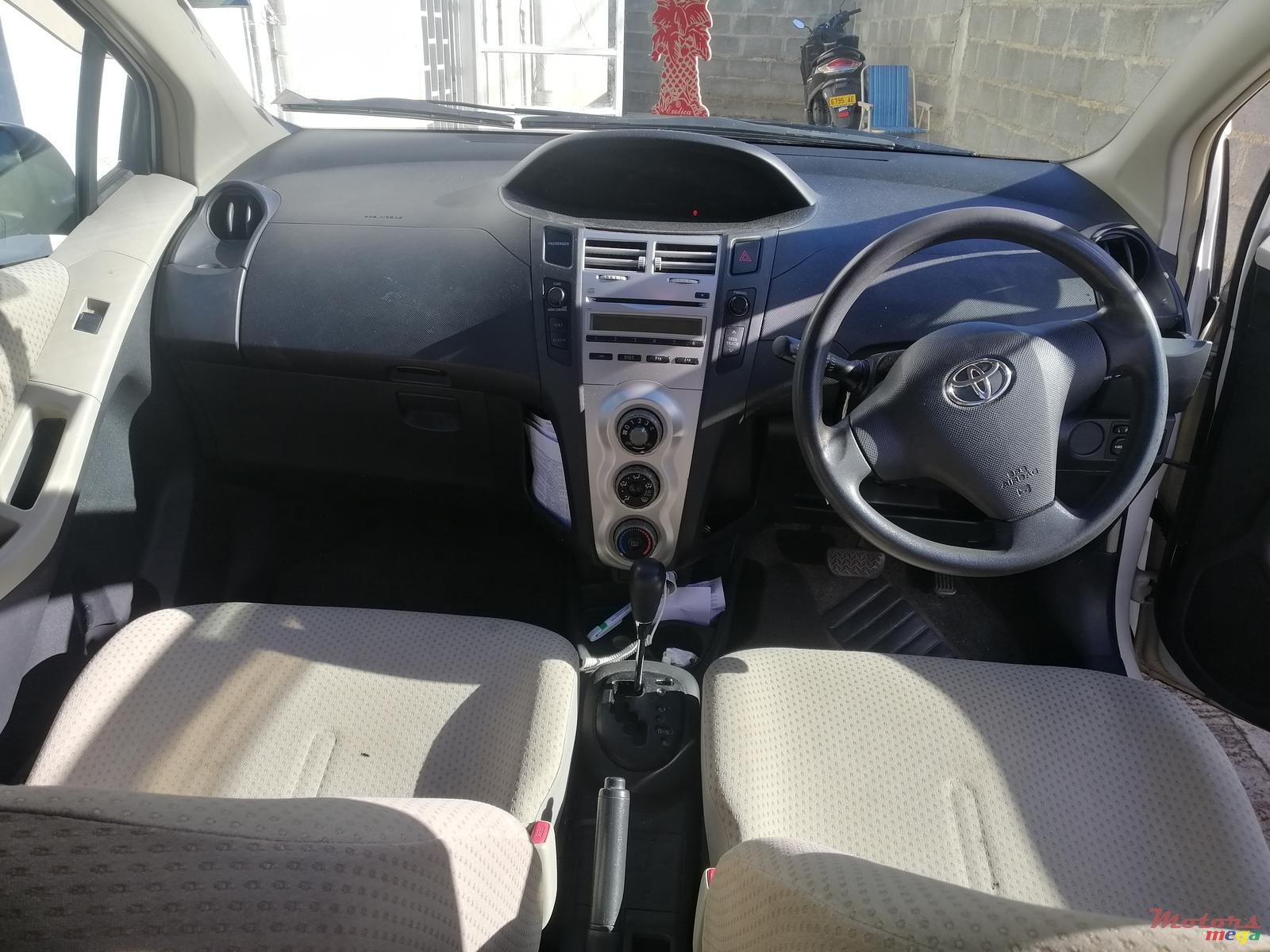 2006' Toyota Vitz photo #4