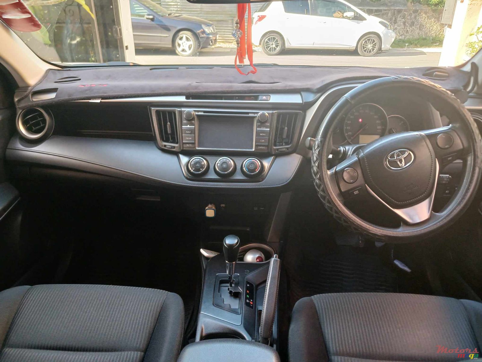 2017' Toyota RAV4 photo #3