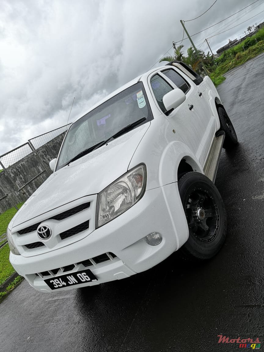 2006' Toyota Hilux 3.0 photo #2