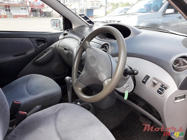 2000' Toyota Vitz photo #6