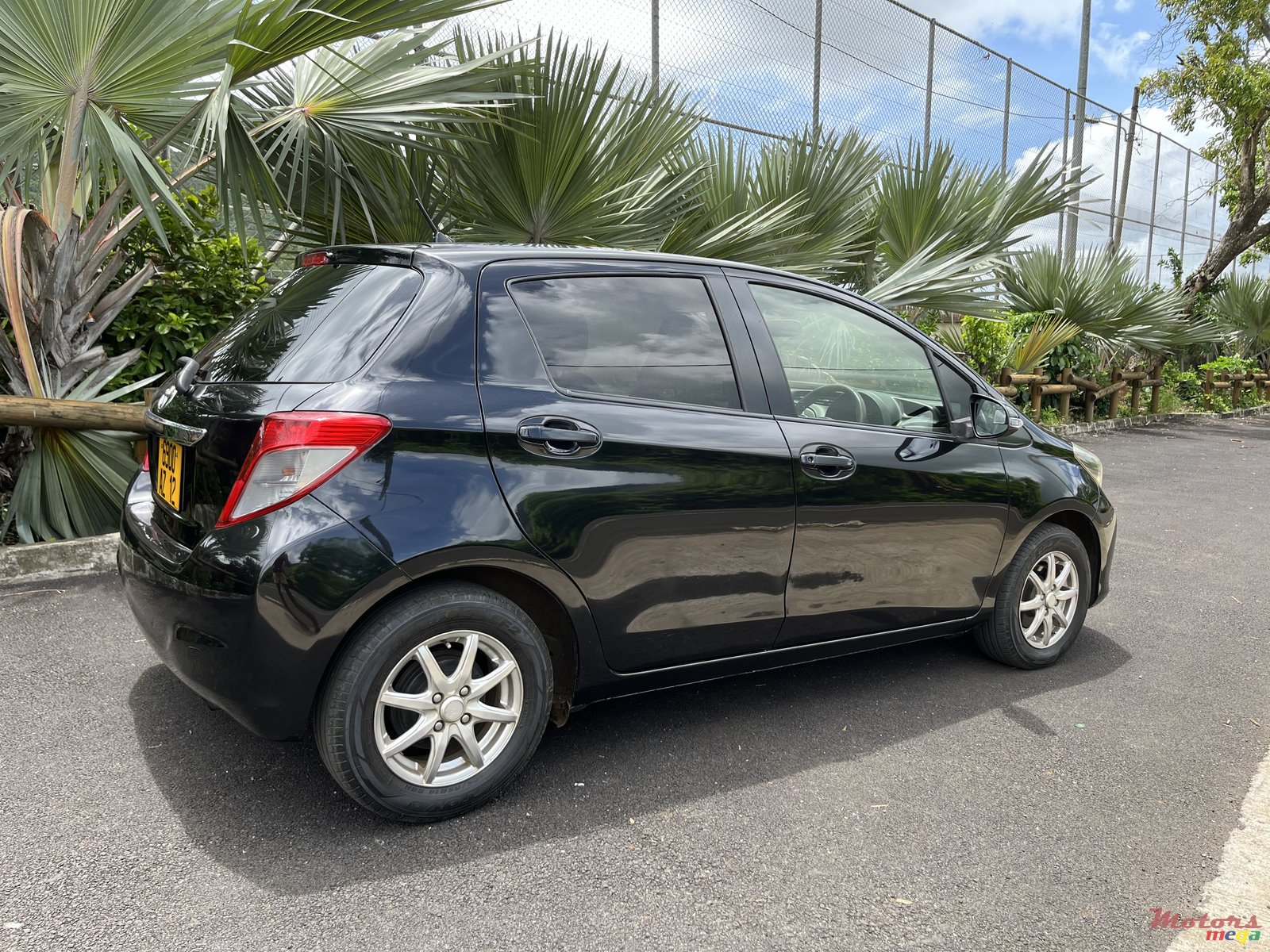 2012' Toyota Vitz photo #2