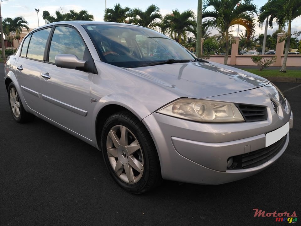 2010' Renault Megane photo #2