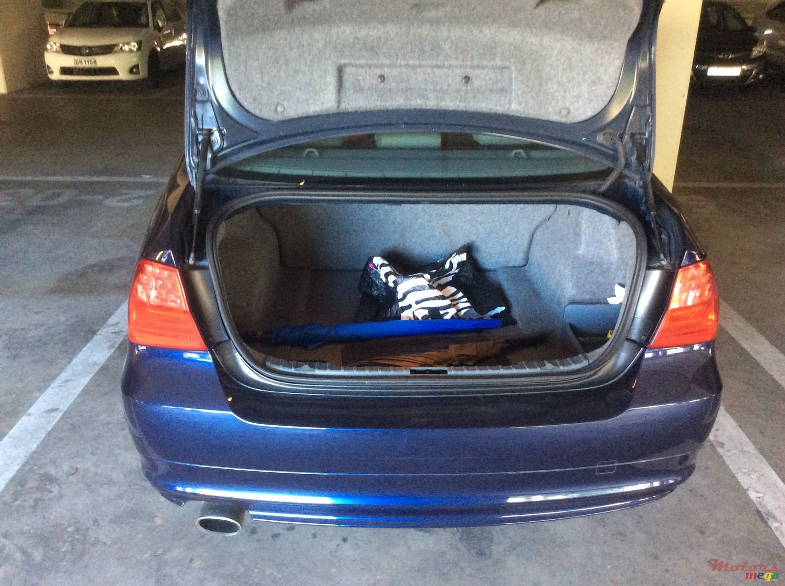 2010' BMW 3 Series photo #6