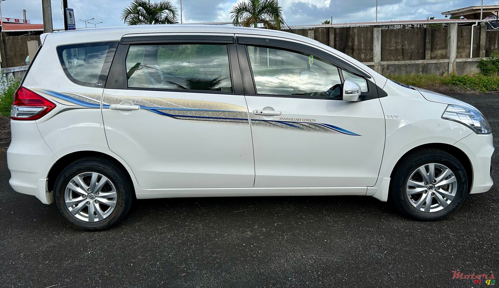 2017' Suzuki Ertiga GLX photo #4