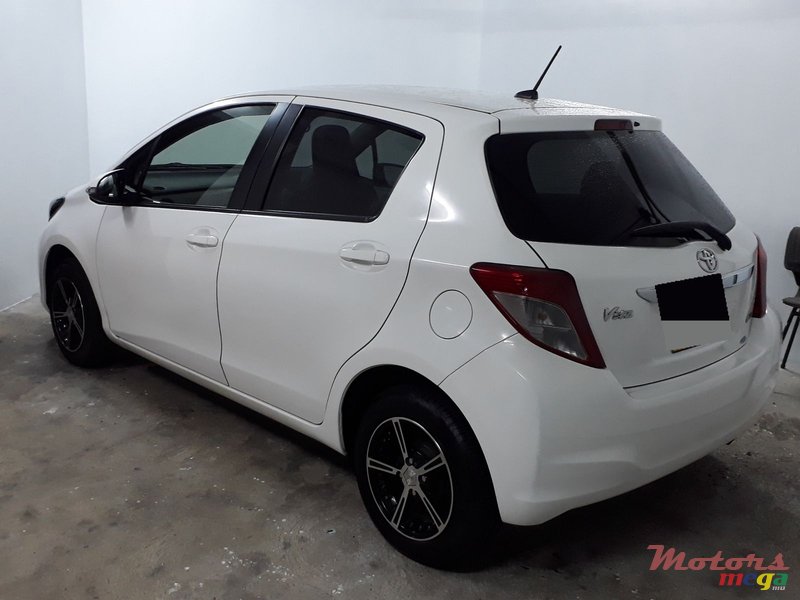 2011' Toyota Vitz 1300cc photo #2