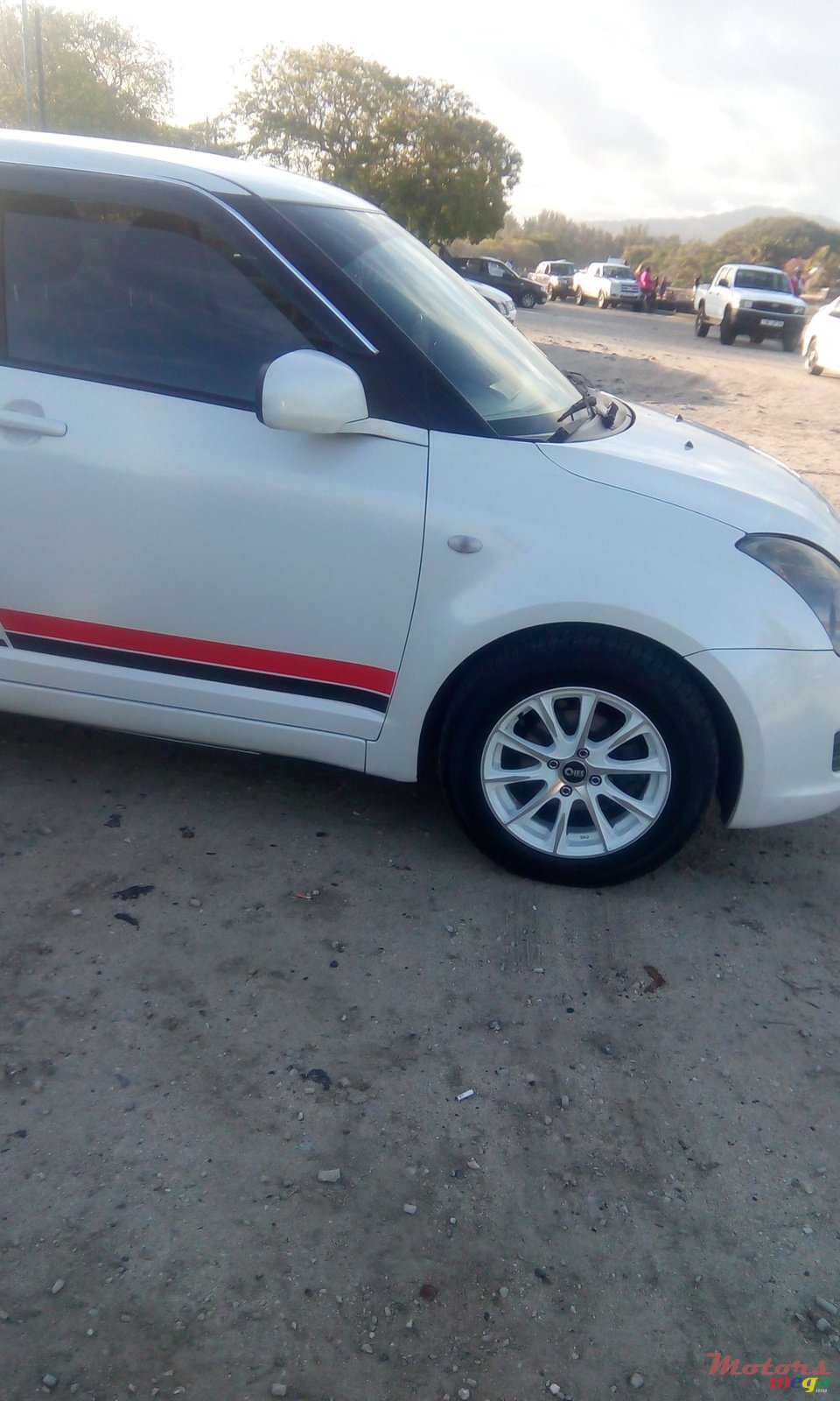 2009' Suzuki Swift photo #2