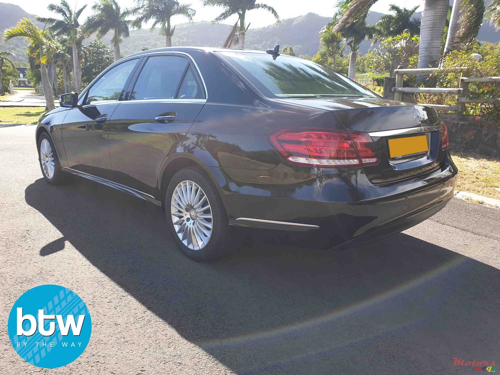 2013' Mercedes-Benz E-Class E200 photo #2