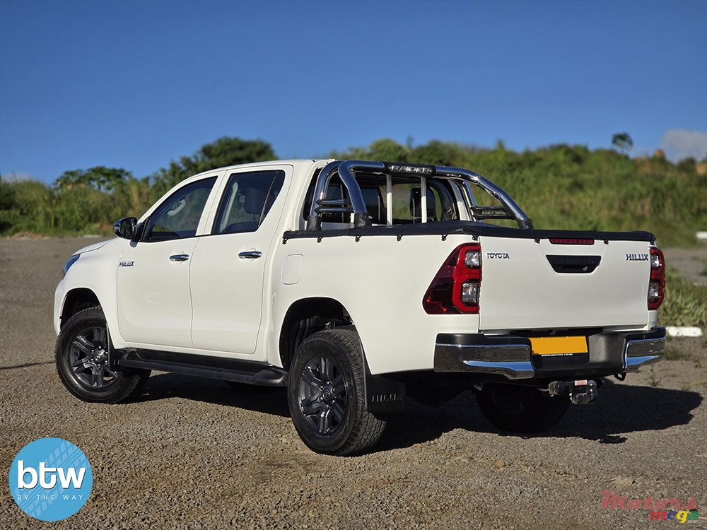 2022' Toyota Hilux 4x4 photo #3