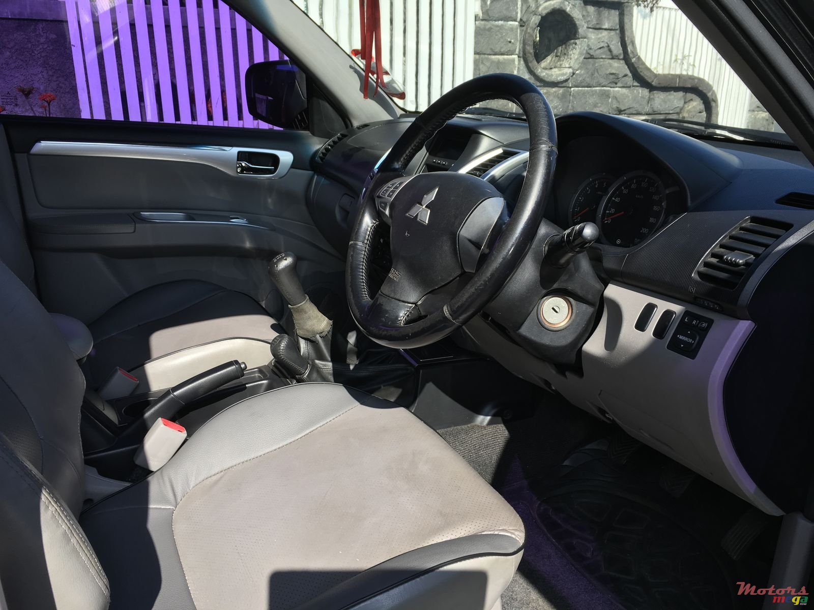 2009' Mitsubishi Pajero Sport photo #2