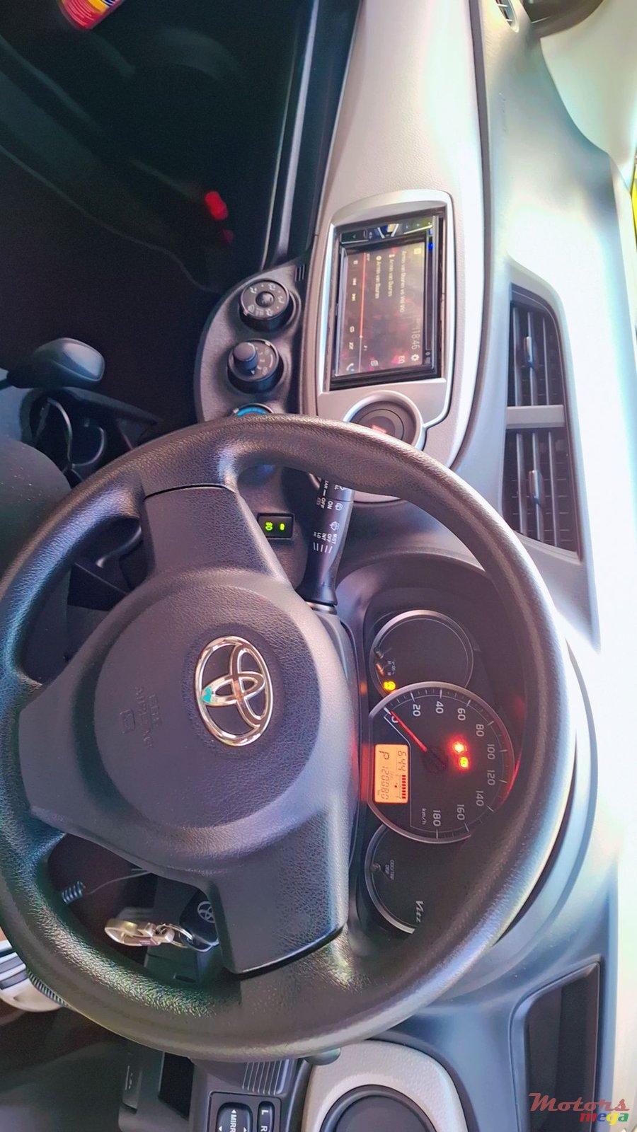 2013' Toyota Vitz photo #7