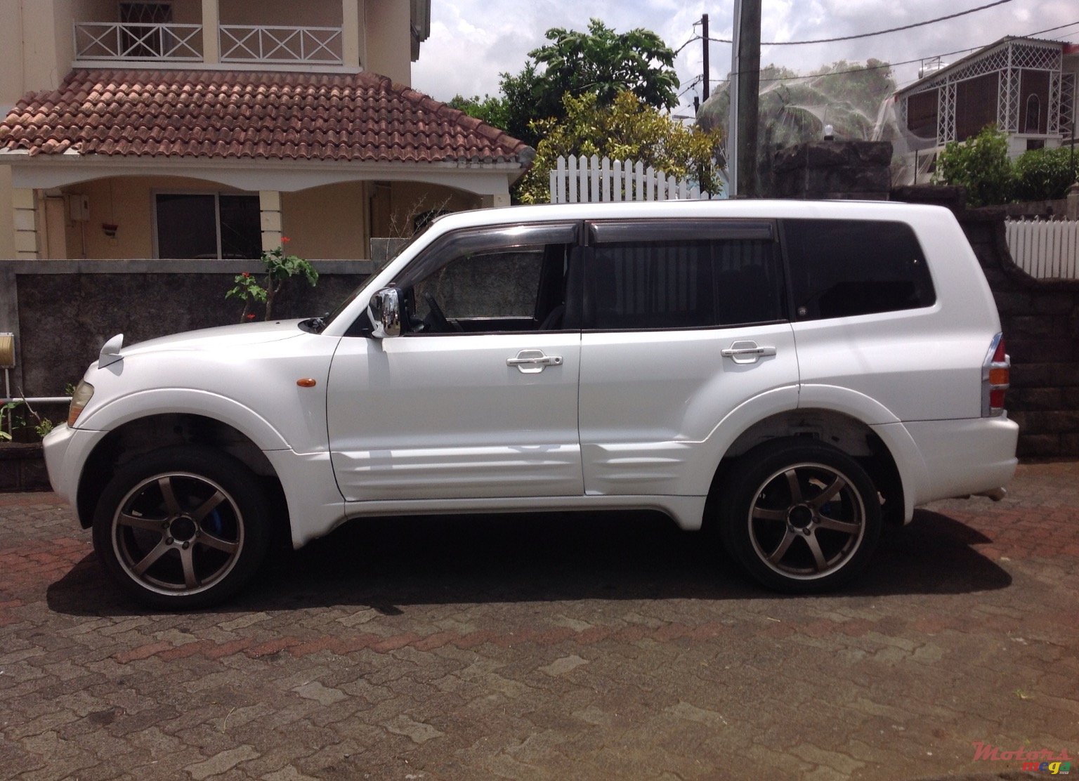 2000' Mitsubishi Pajero photo #1