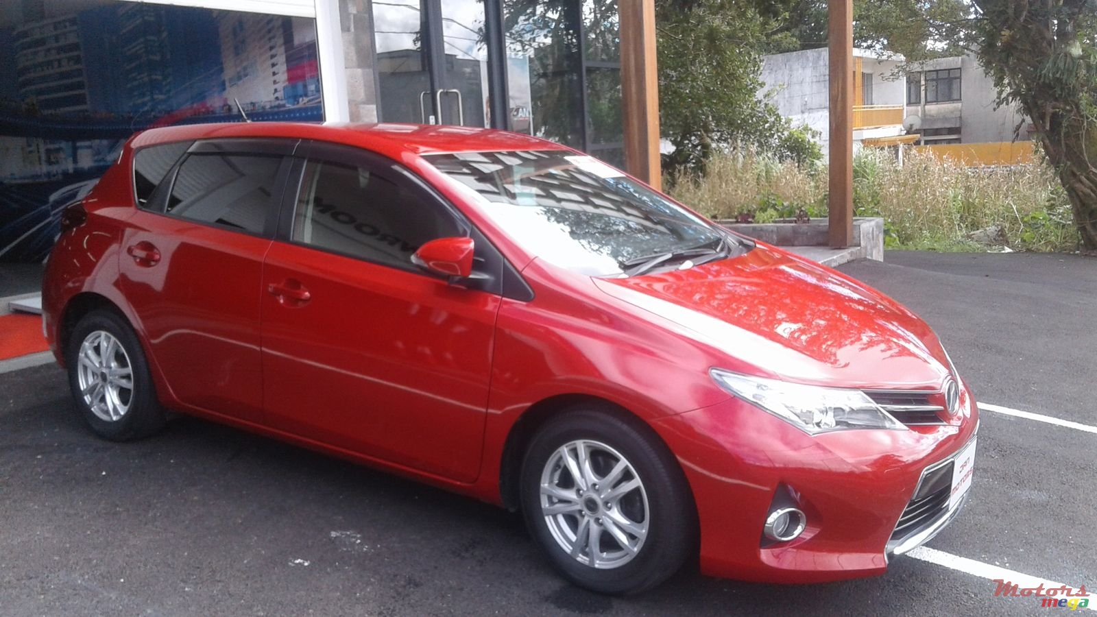 2013' Toyota Auris photo #2