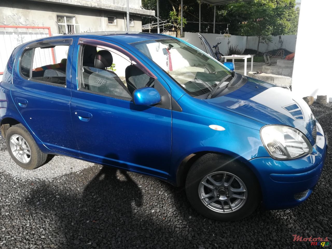 2004' Toyota Vitz photo #2