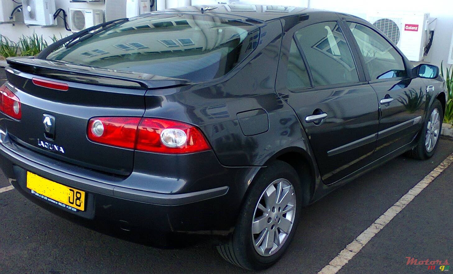 2008' Renault Laguna hatchback photo #2