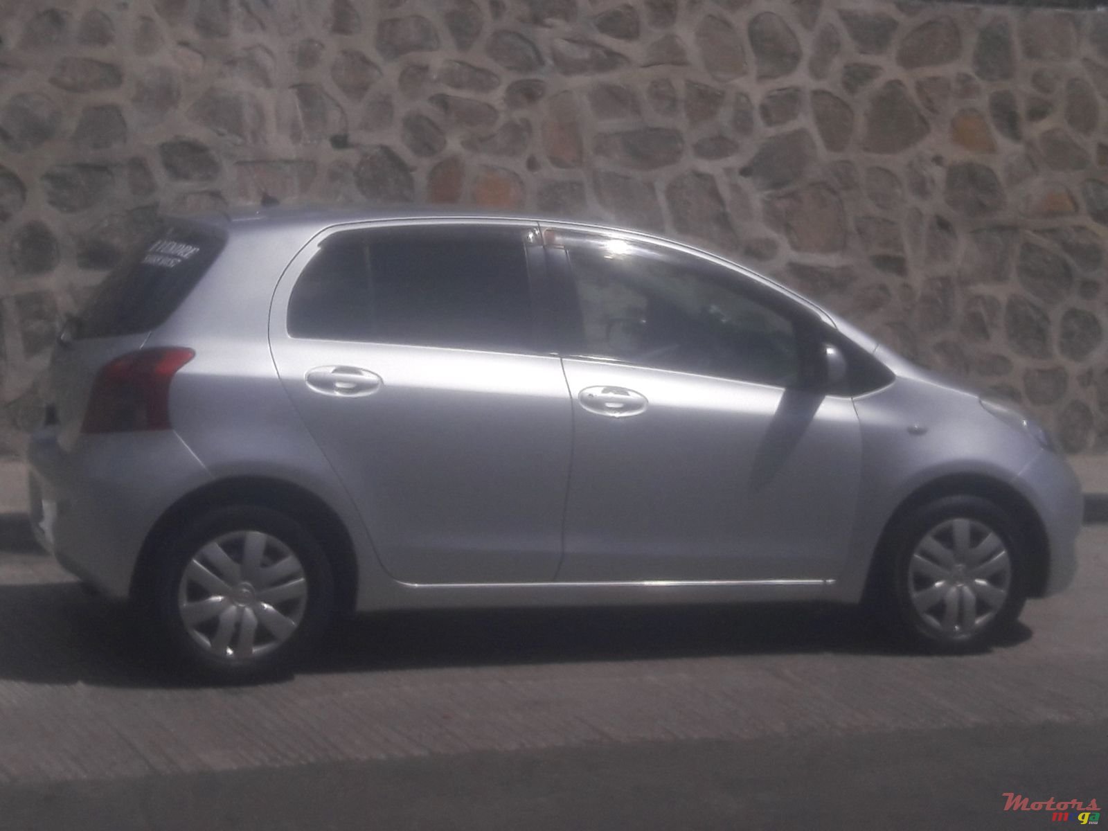 2005' Toyota Vitz photo #1