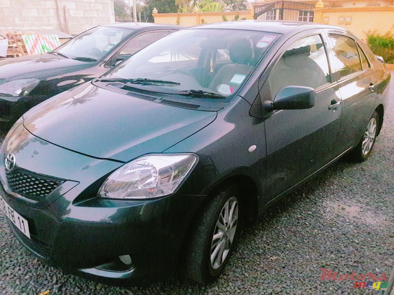 2011' Toyota Yaris photo #2