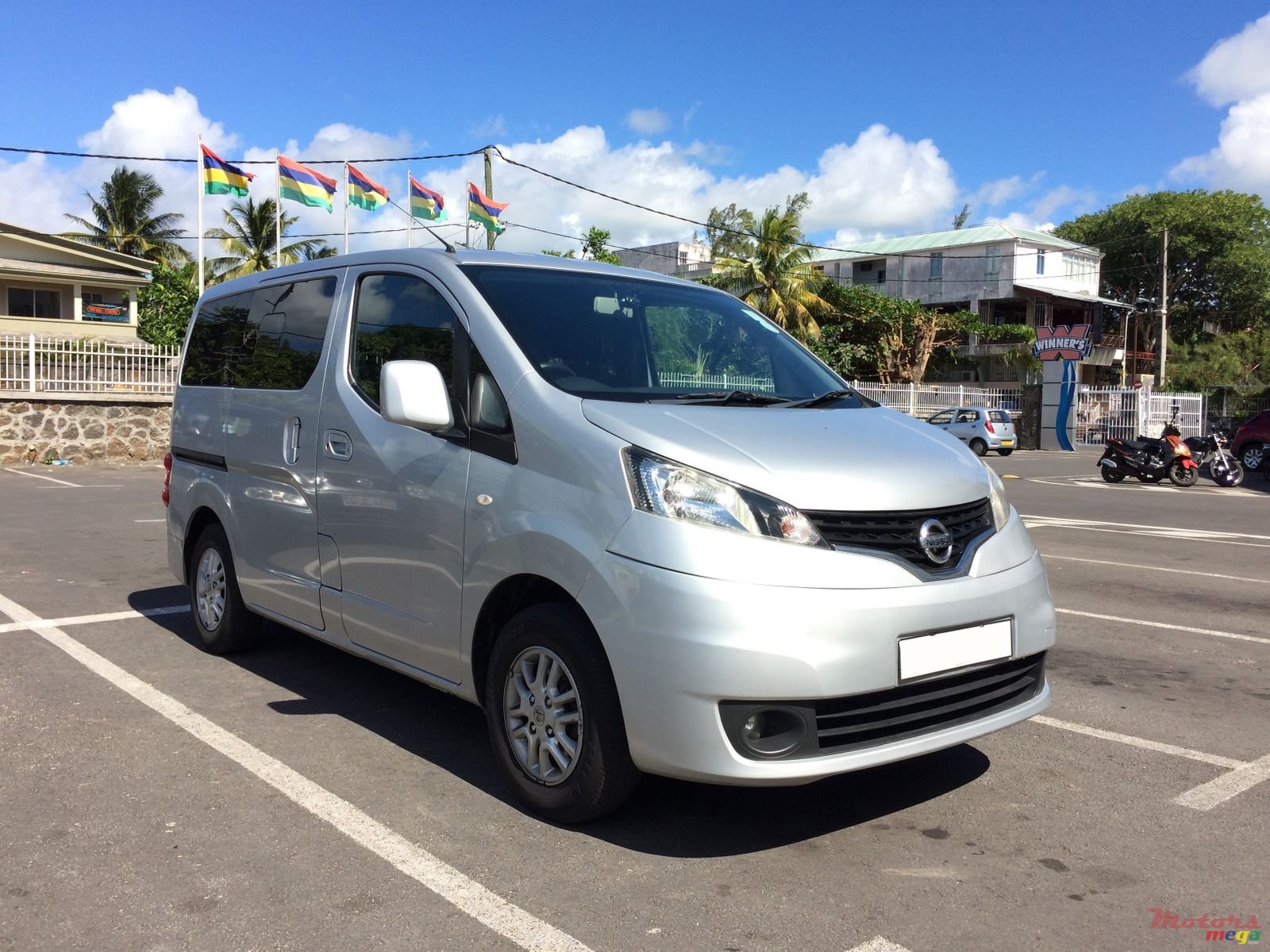 2010' Nissan photo #2