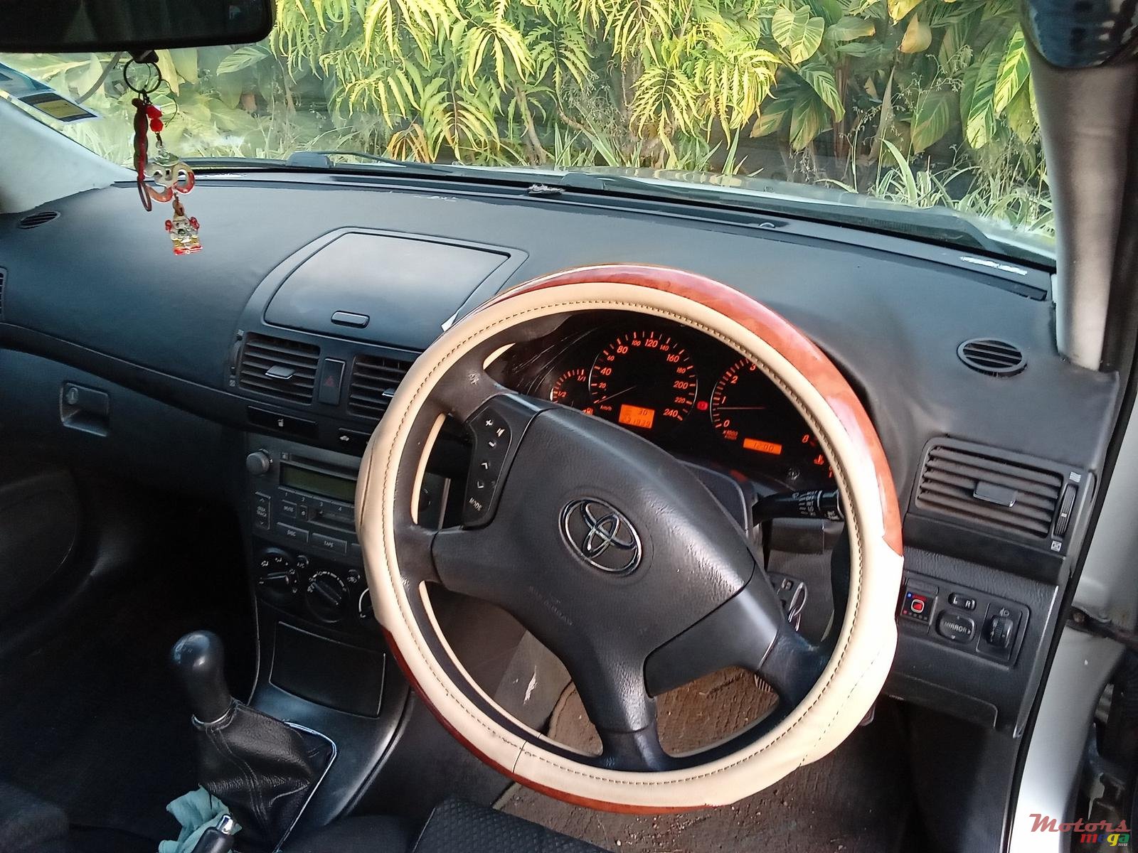 2004' Toyota Avensis Verso photo #2