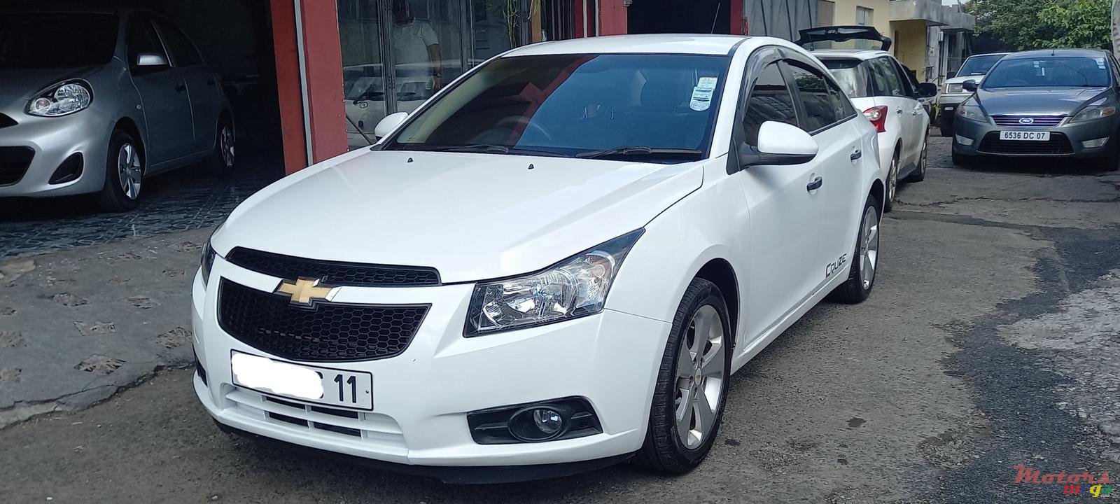 2011' Chevrolet Cruze photo #2