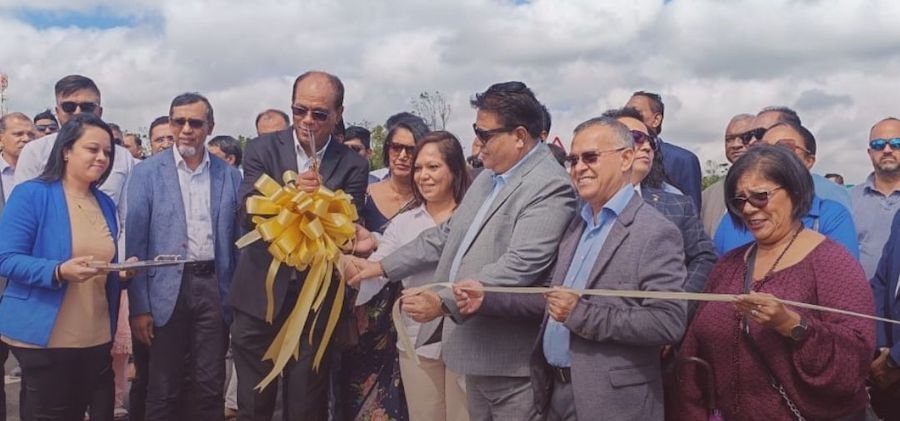 Parmi la construction d’une route près de l’hôtel Maradiva