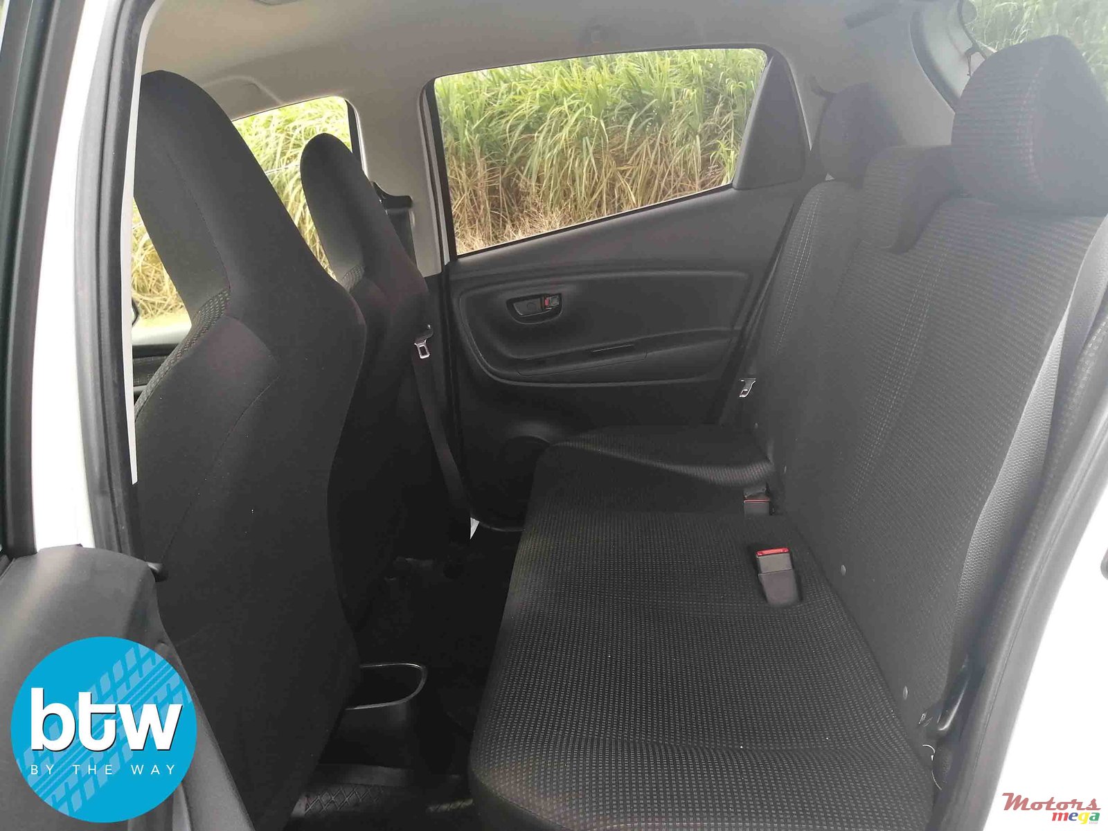 2015' Toyota Vitz photo #3