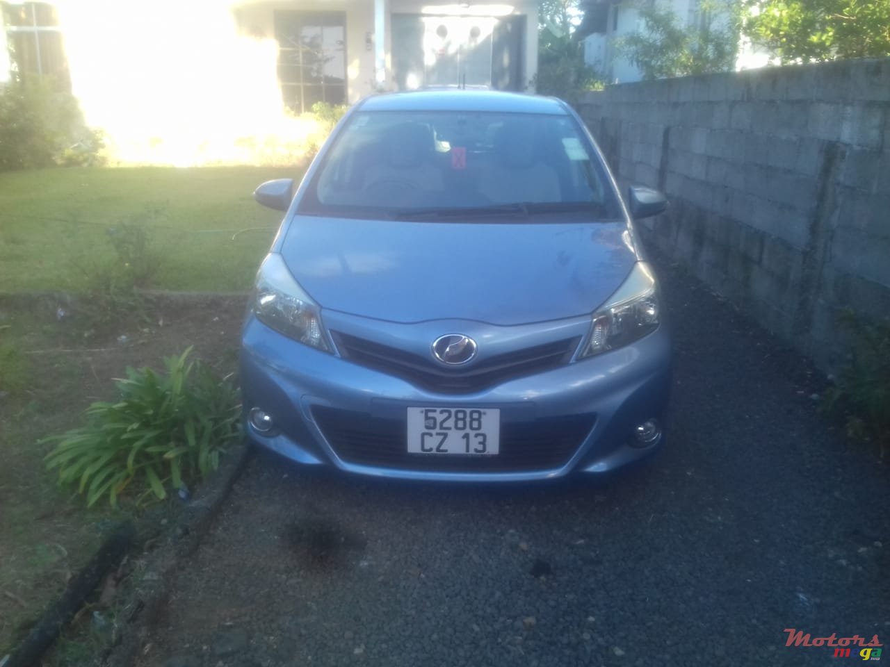 2013' Toyota Vitz photo #2