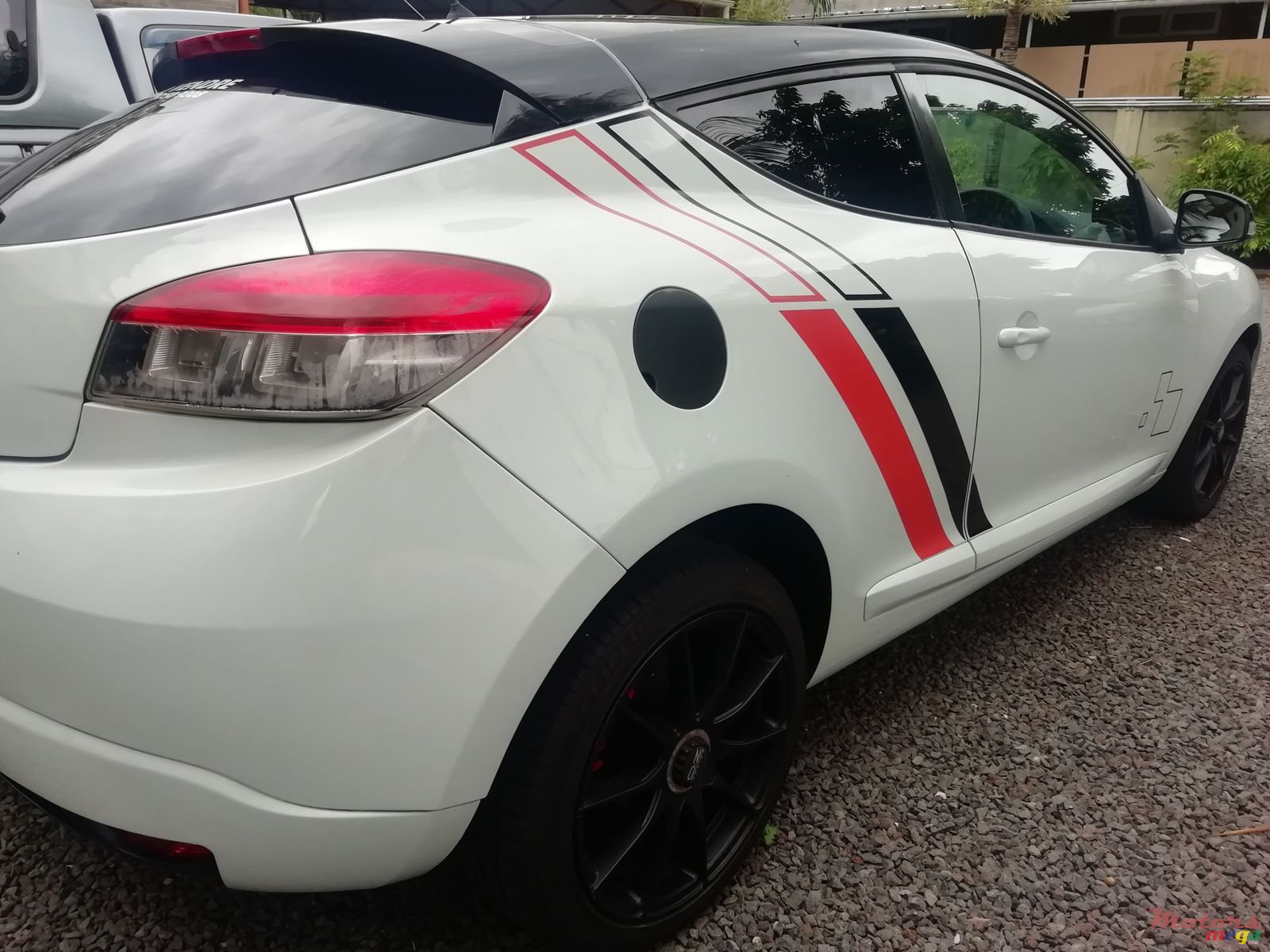 2011' Renault Megane photo #1