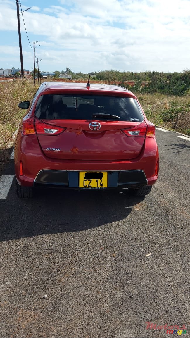 2014' Toyota Auris photo #2