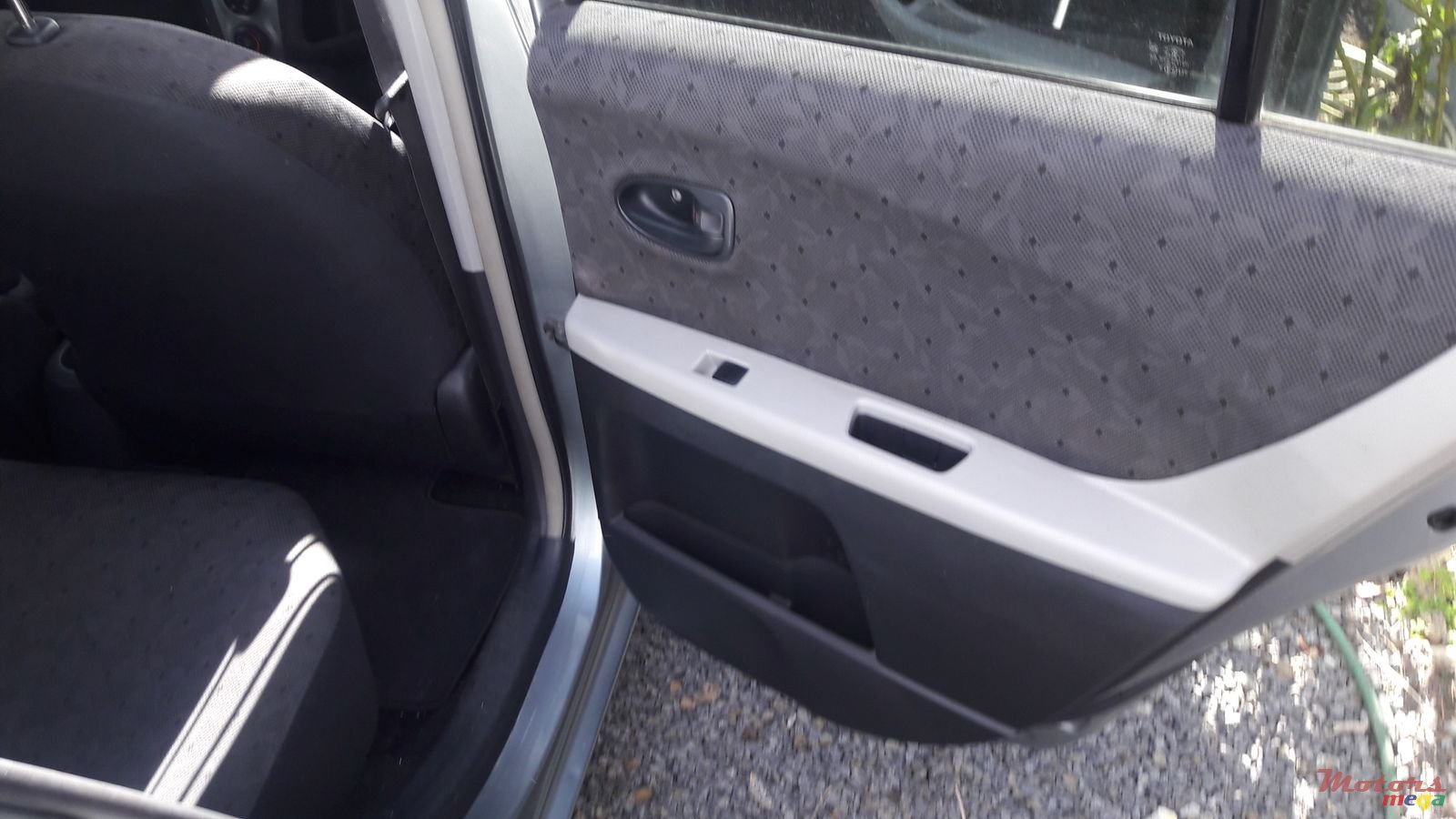 2009' Toyota Vitz photo #4