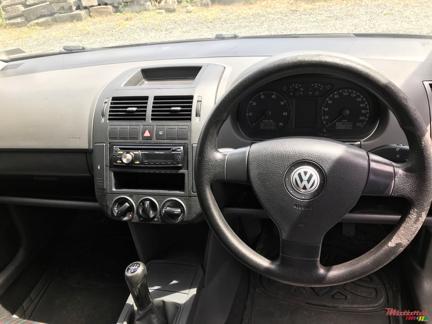 2010' Volkswagen Polo photo #4