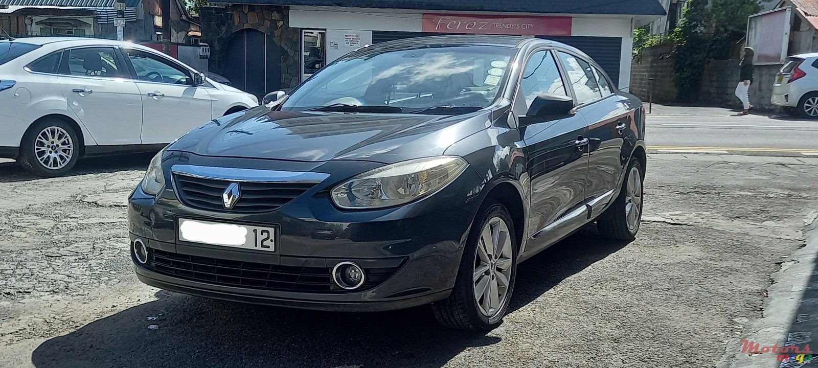 2012' Renault Fluence photo #2
