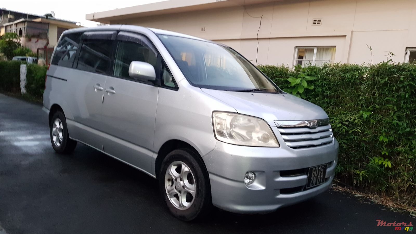 2001' Toyota Noah photo #1