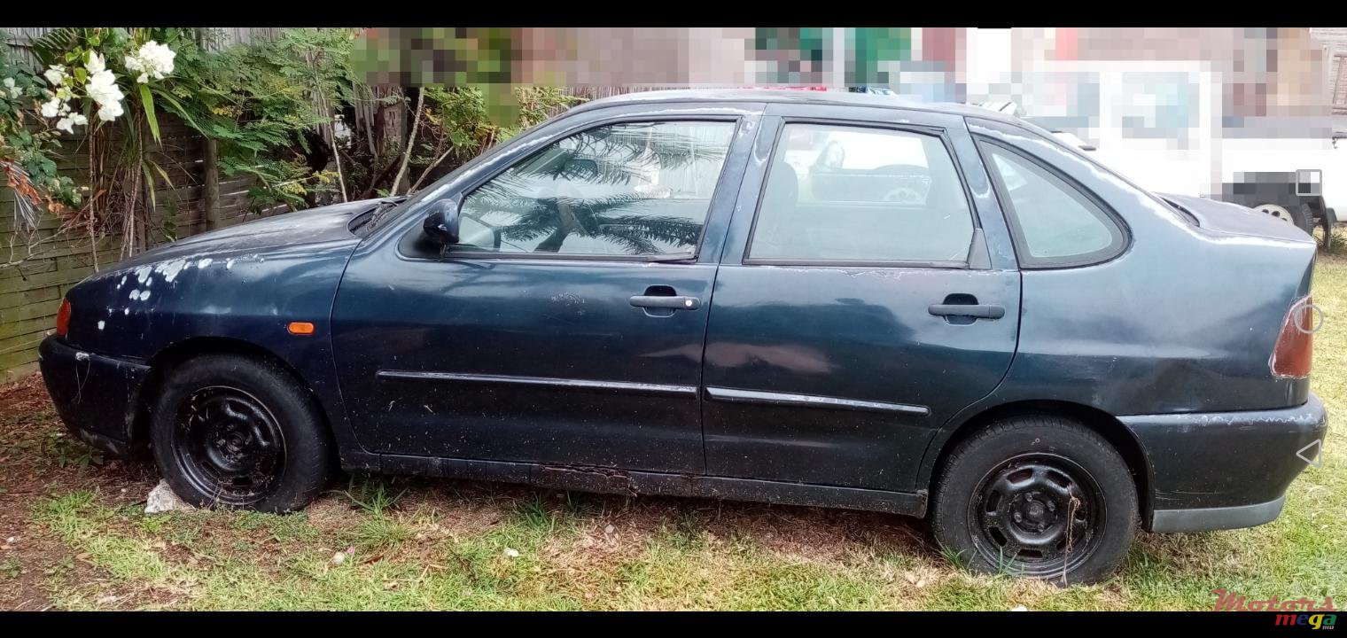 2001' Volkswagen Polo Classic photo #1