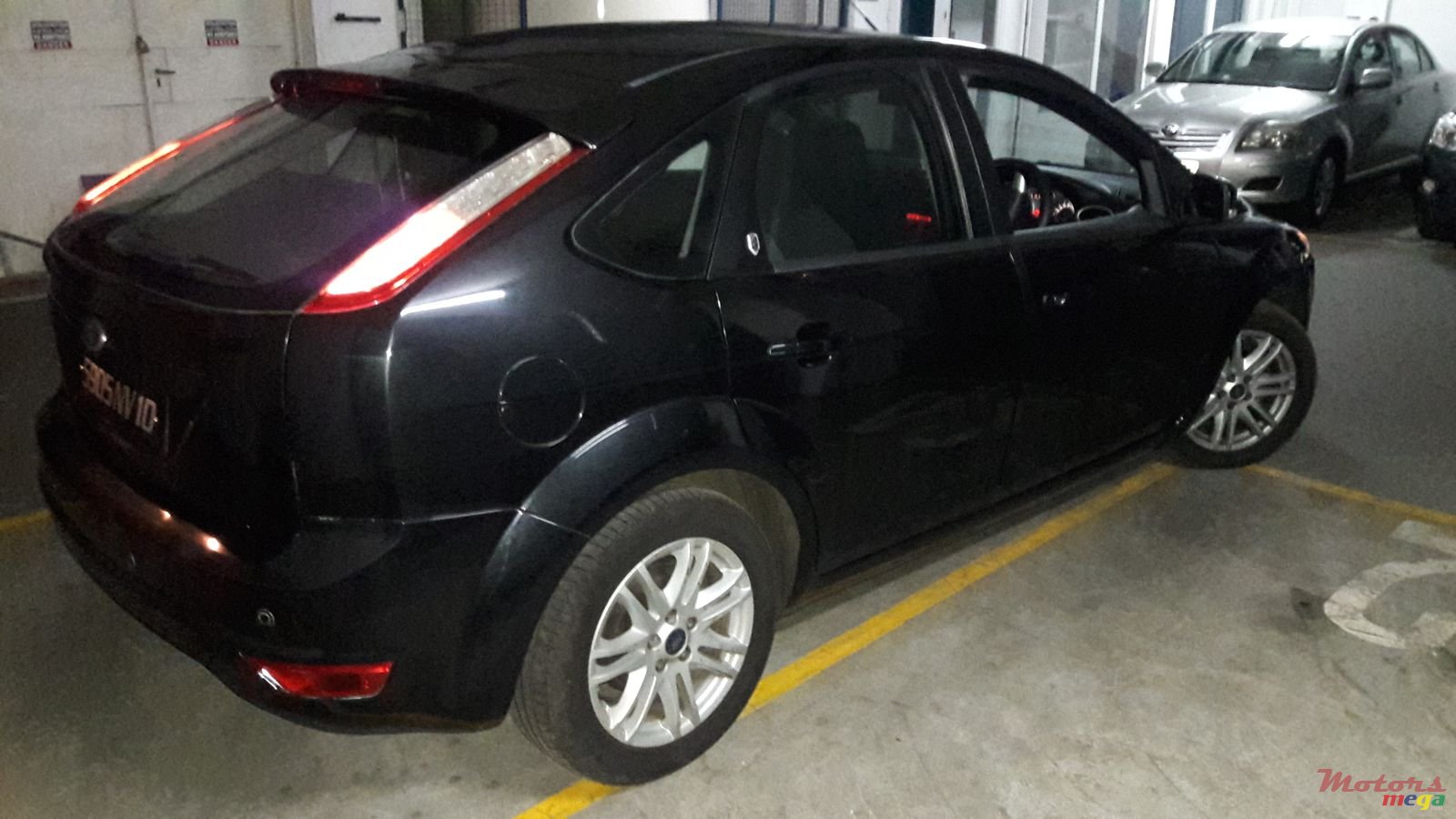 2010' Ford Focus Titanium Edition photo #3