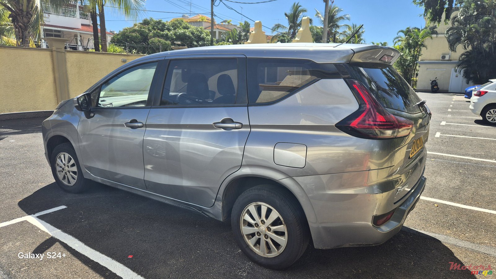 2020' Mitsubishi Xpander photo #1