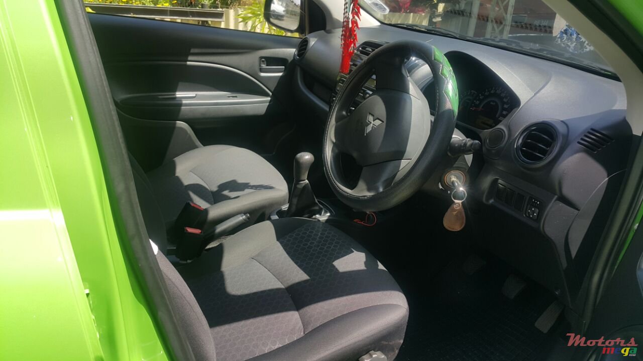 2013' Mitsubishi Mirage photo #2