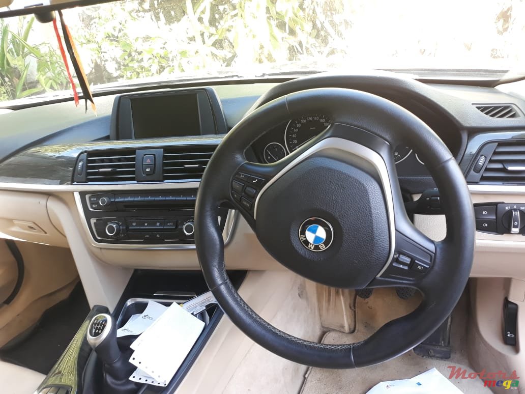 2012' BMW 320 Manual photo #3