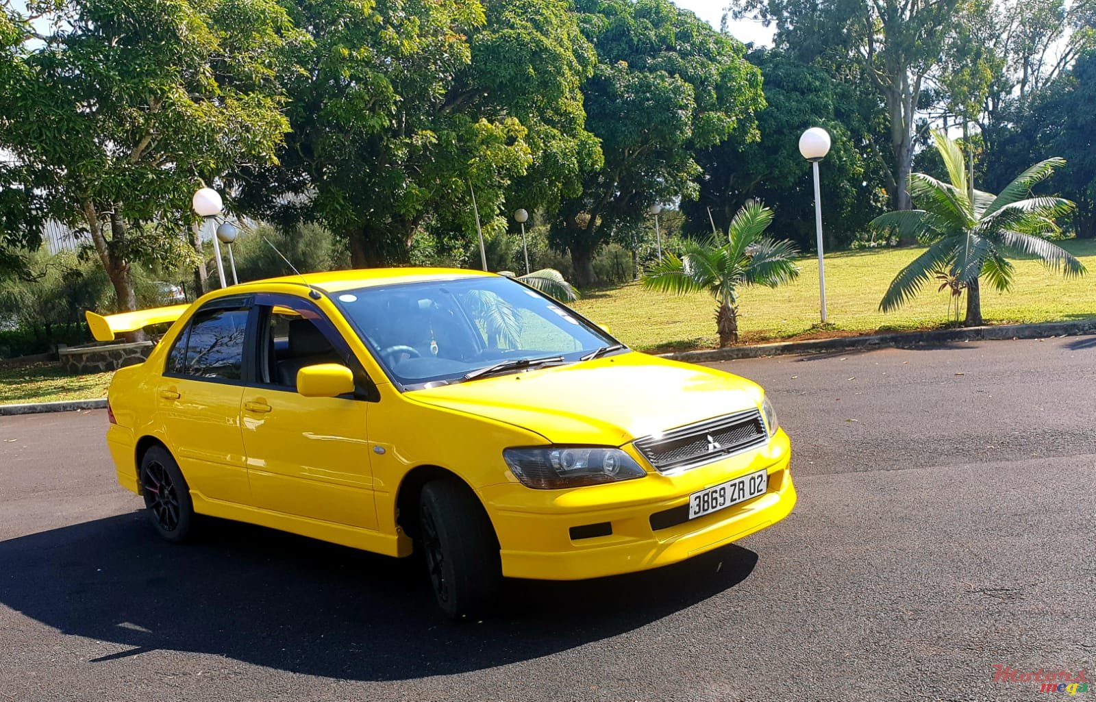 2002' Mitsubishi Lancer photo #1