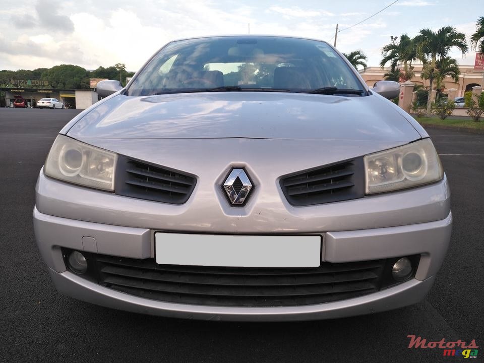 2010' Renault Megane photo #1