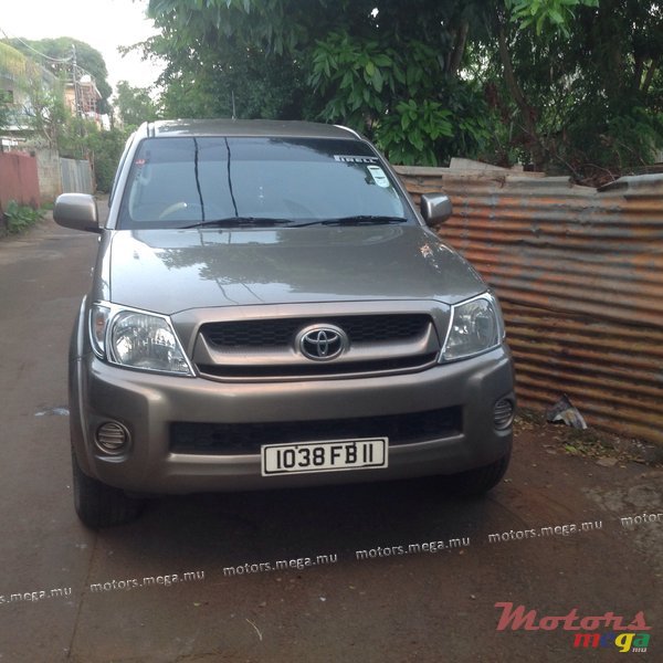 2011' Toyota Hilux photo #1