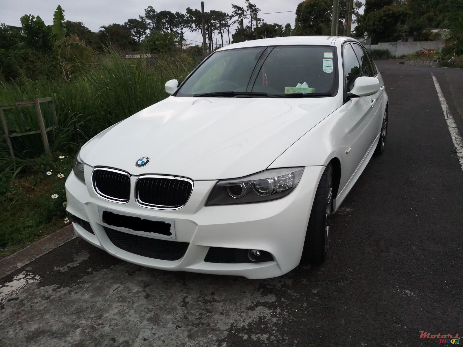 2011' BMW 320 photo #1