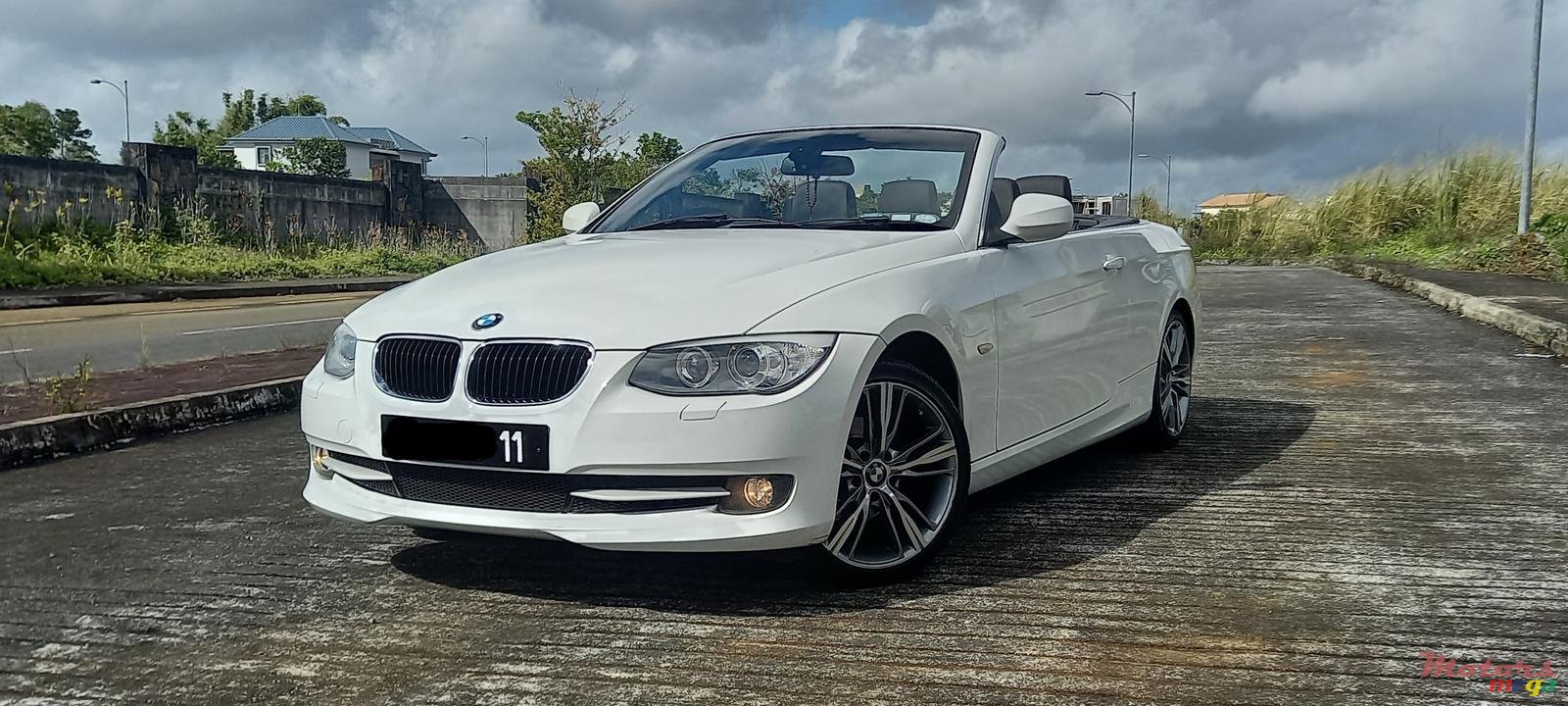 2011' BMW 3 Series Convertible E93 photo #1
