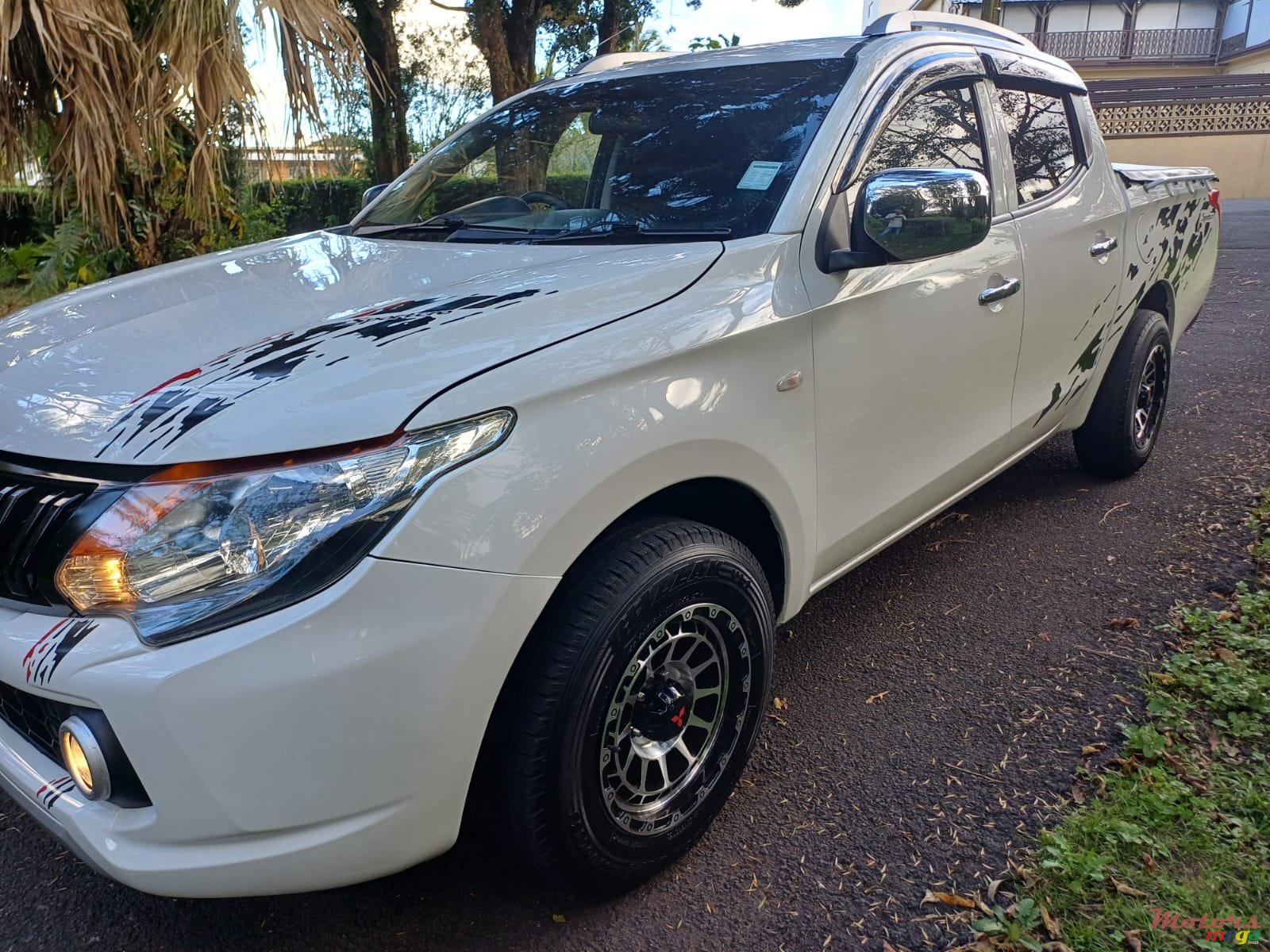 2017' Mitsubishi L 200 SPORTERO 2x4 photo #1