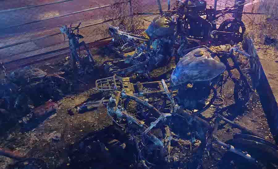 Motorcycles set on fire near the Petite-Rivière police station