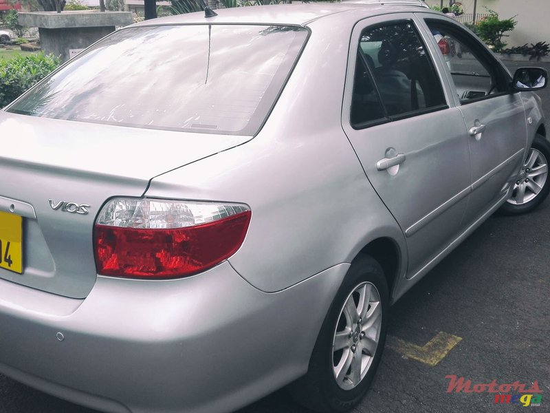 2004' Toyota Corolla Vios photo #2