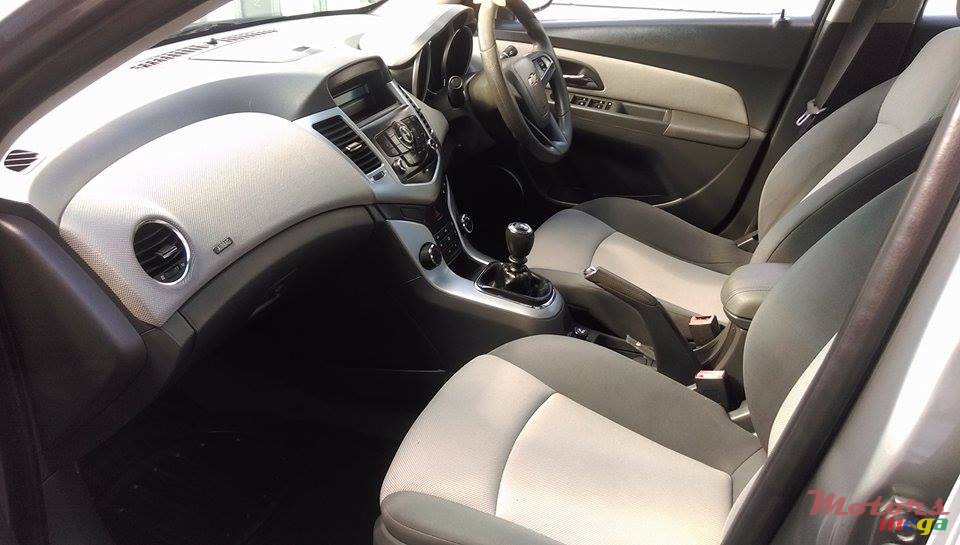 2010' Chevrolet Cruze LS photo #5