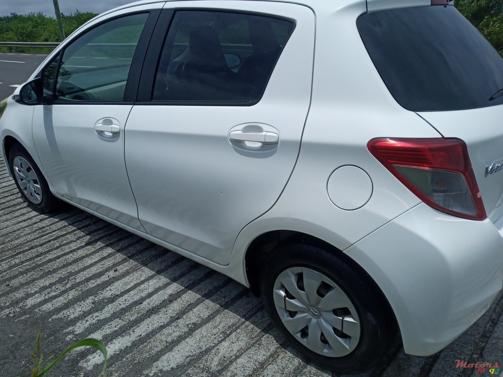 2012' Toyota Vitz photo #4