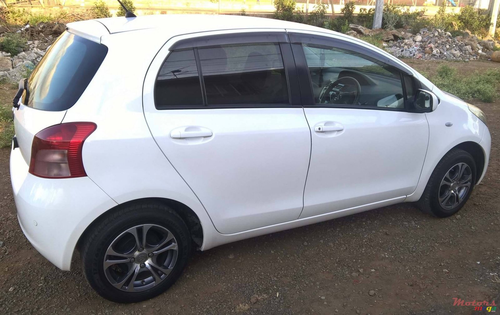 2007' Toyota Vitz photo #2