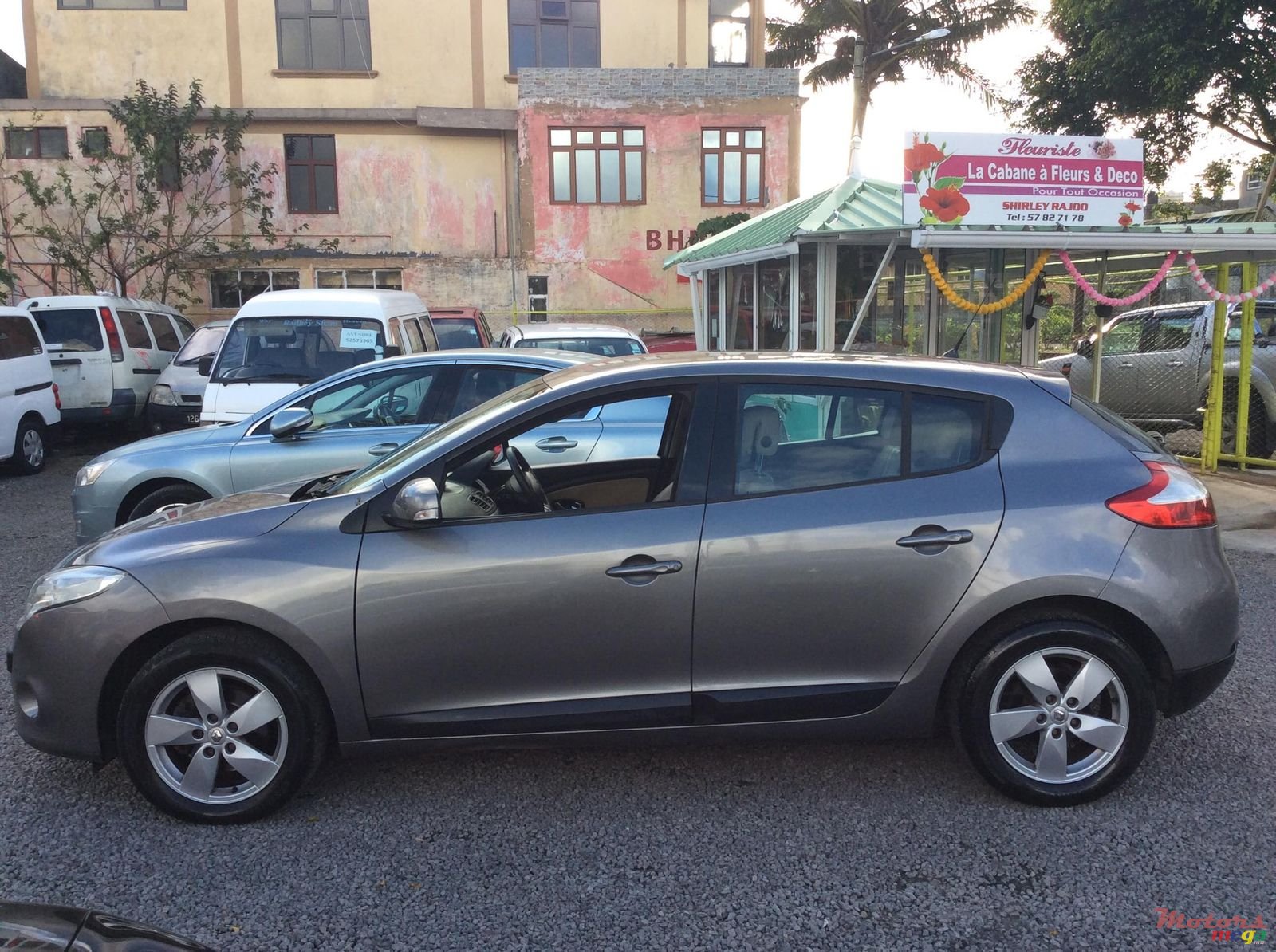 2011' Renault Megane photo #2