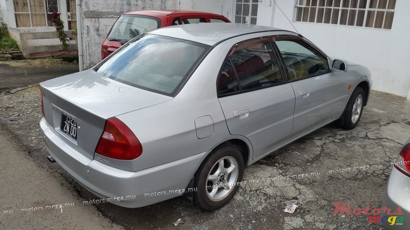 2000' Mitsubishi Lancer photo #2